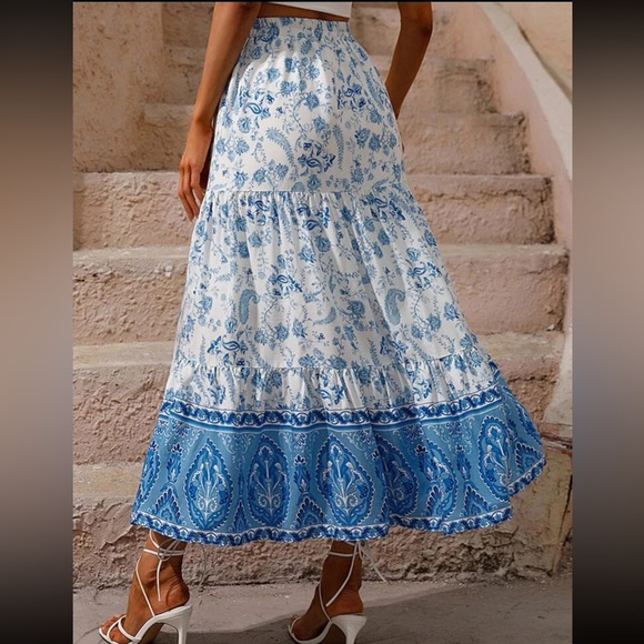 Flower ruffle hem skirt size M - Picture 2 of 3